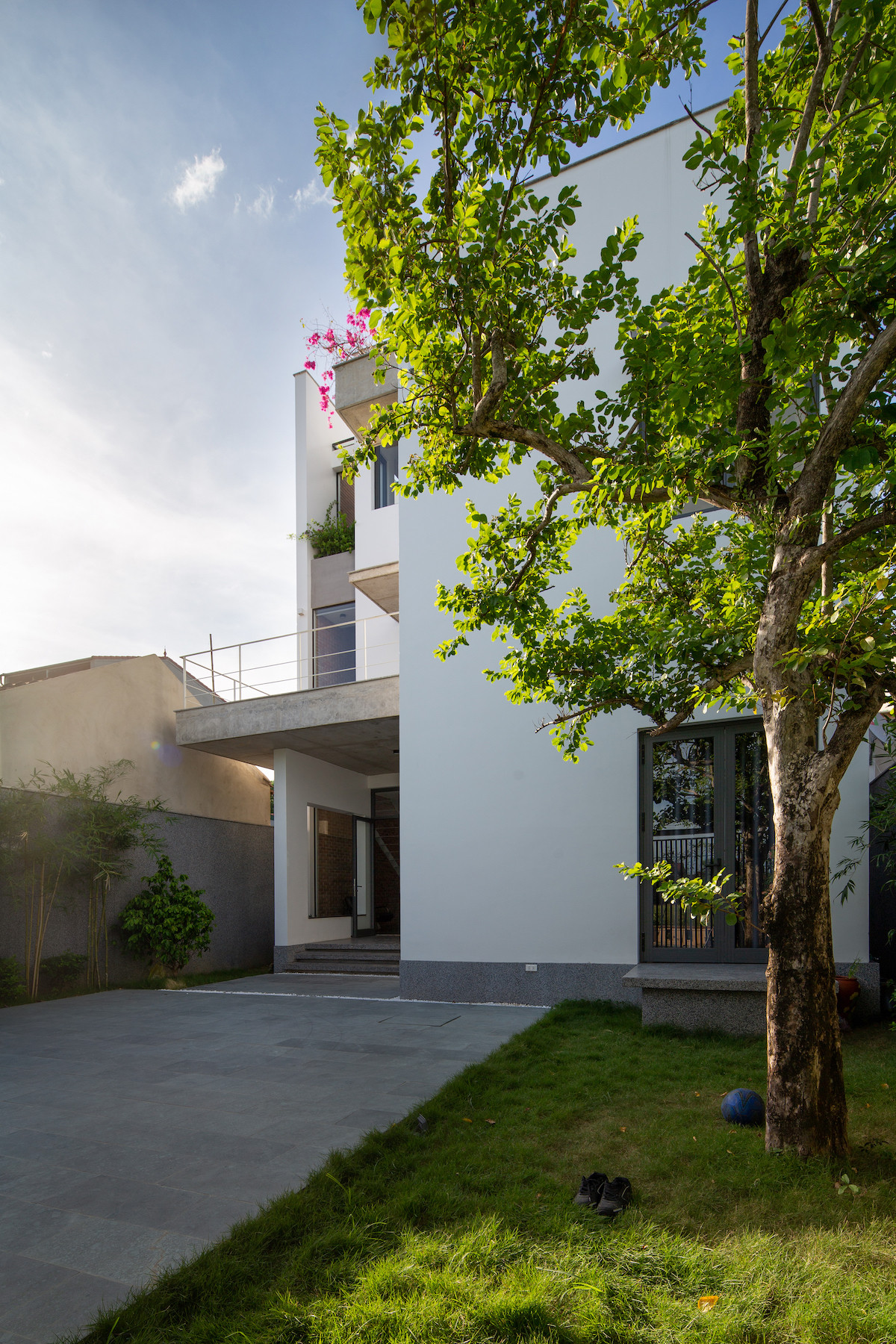 Sân trước rộng rãi cũng là khoảng đệm hoàn hảo tránh khói bụi từ đường cái cho không gian trong căn nhà.