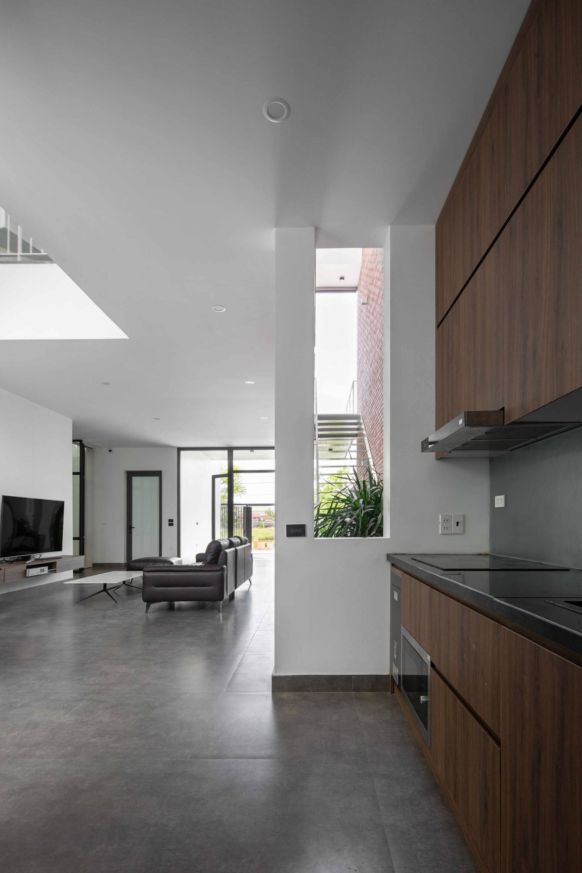 Gian bếp thiết kế đơn giản với hệ tủ bếp trên dưới bằng gỗ.