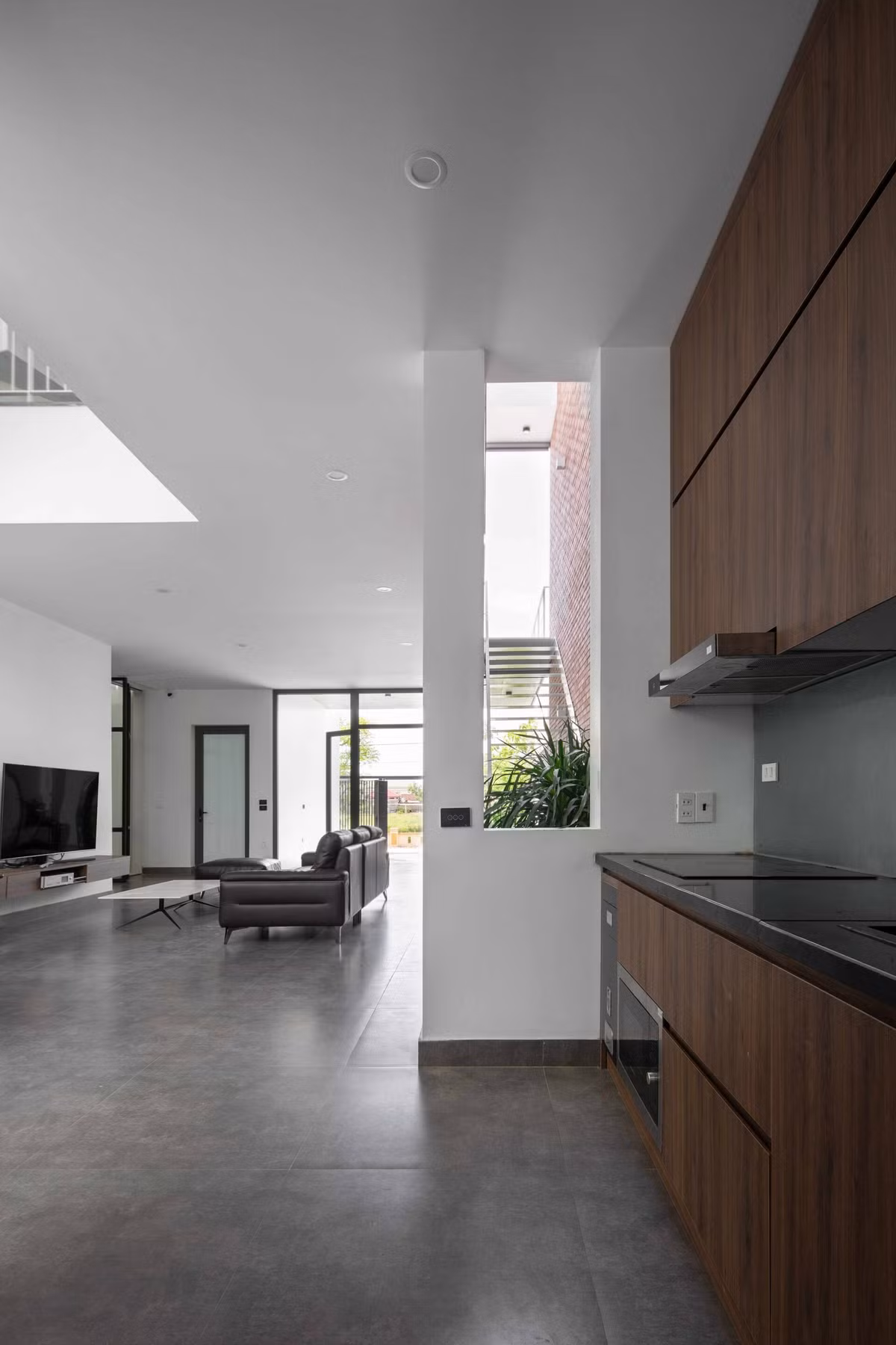 Gian bếp thiết kế đơn giản với hệ tủ bếp trên dưới bằng gỗ.