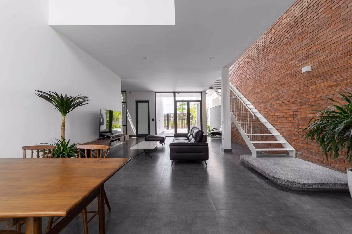  Ngôi nhà rộng rãi nhờ ứng dụng cách thiết kế tối giản, dành nhiều diện tích cho khoảng trống và không gian xanh.