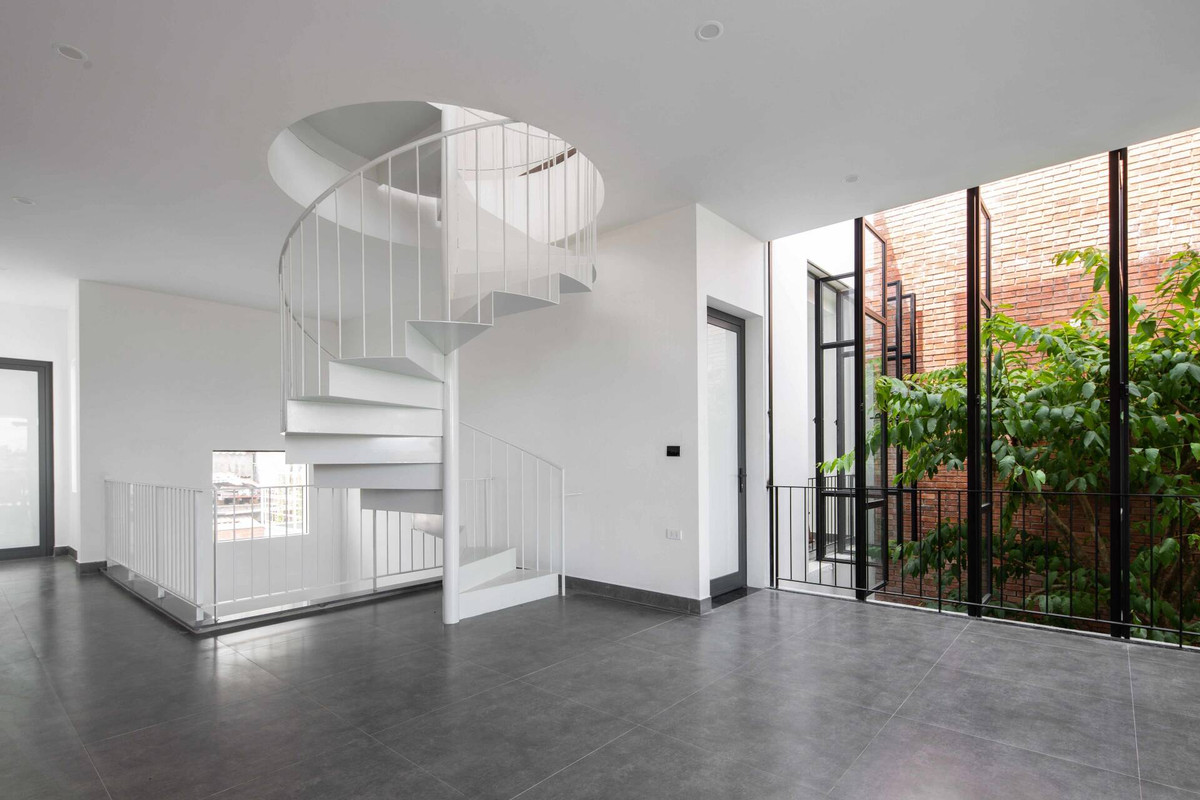 Việc kết hợp thú vị giữa vật liệu gạch đất nung cùng bê tông trần, mang đến sự thân thiện, gần gũi và đa dạng hơn cho công trình.