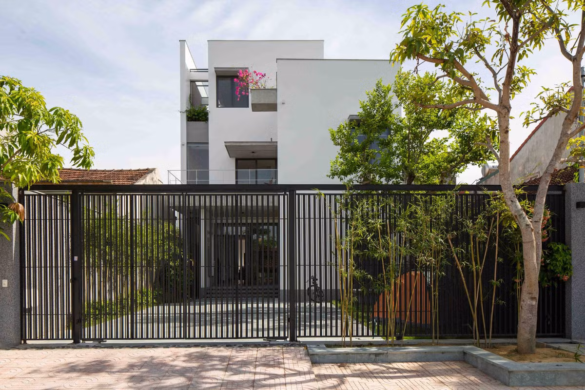 Bài toán đặt ra cho đơn vị thiết kế là giải quyết thông thoáng cho không gian ở tầng 1, kết hợp xây mới tầng 2 và tầng 3 dựa trên hệ khung có sẵn với mức chi phí hợp lý.