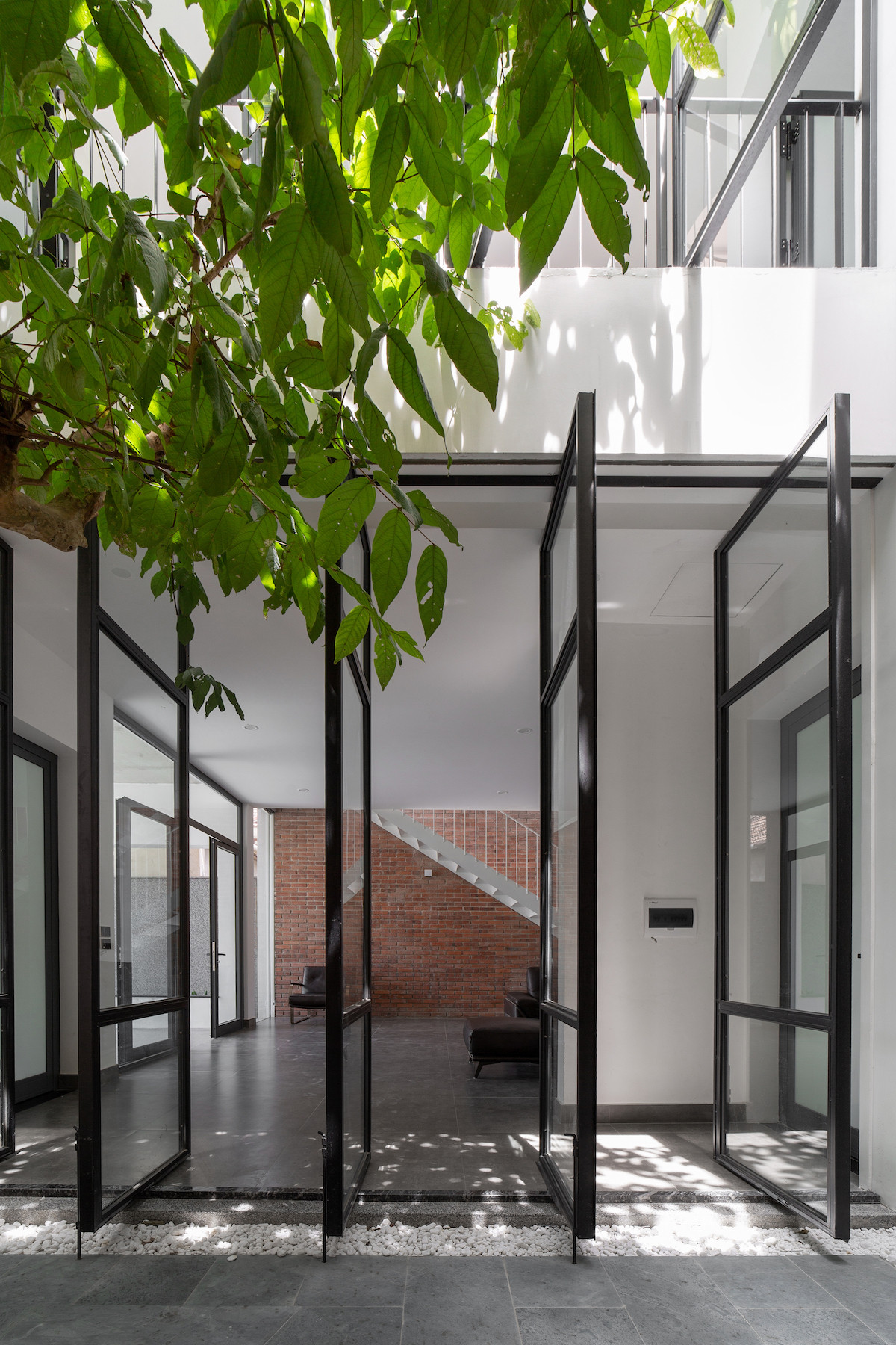 Một phần diện tích sàn bê tông không cần thiết được bỏ đi để đưa vào các khoảng trống, các khoảng vườn nhỏ, giải pháp này giúp các không gian xung quanh được thông thoáng.