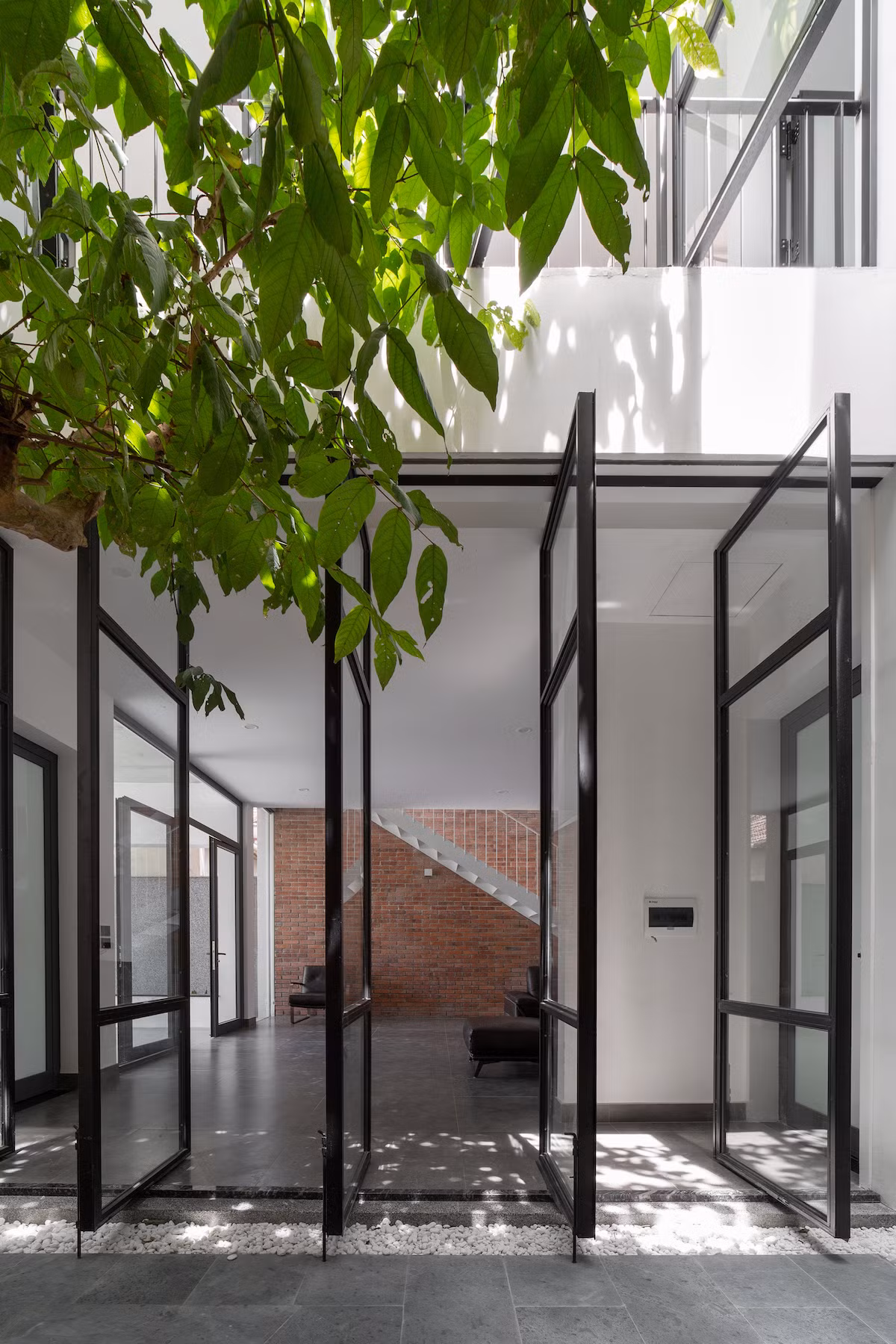 Một phần diện tích sàn bê tông không cần thiết được bỏ đi để đưa vào các khoảng trống, các khoảng vườn nhỏ, giải pháp này giúp các không gian xung quanh được thông thoáng.