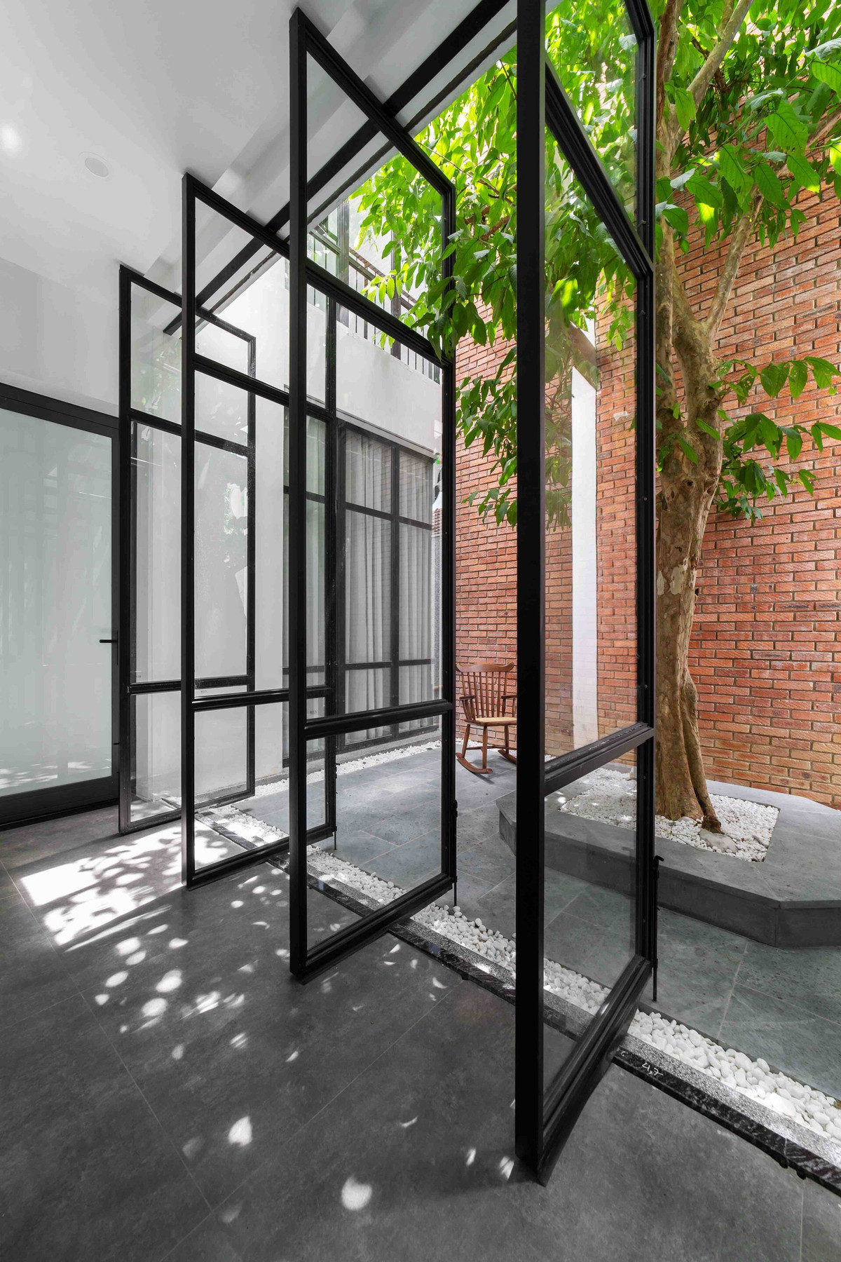 Cùng với đó, hệ cửa kính cỡ lớn mở ra các khoảng vườn được thiết kế chi tiết đóng mở linh hoạt, tạo nên những cấu trúc thú vị, nhẹ nhàng và tiết kiệm chi phí hoàn thiện.