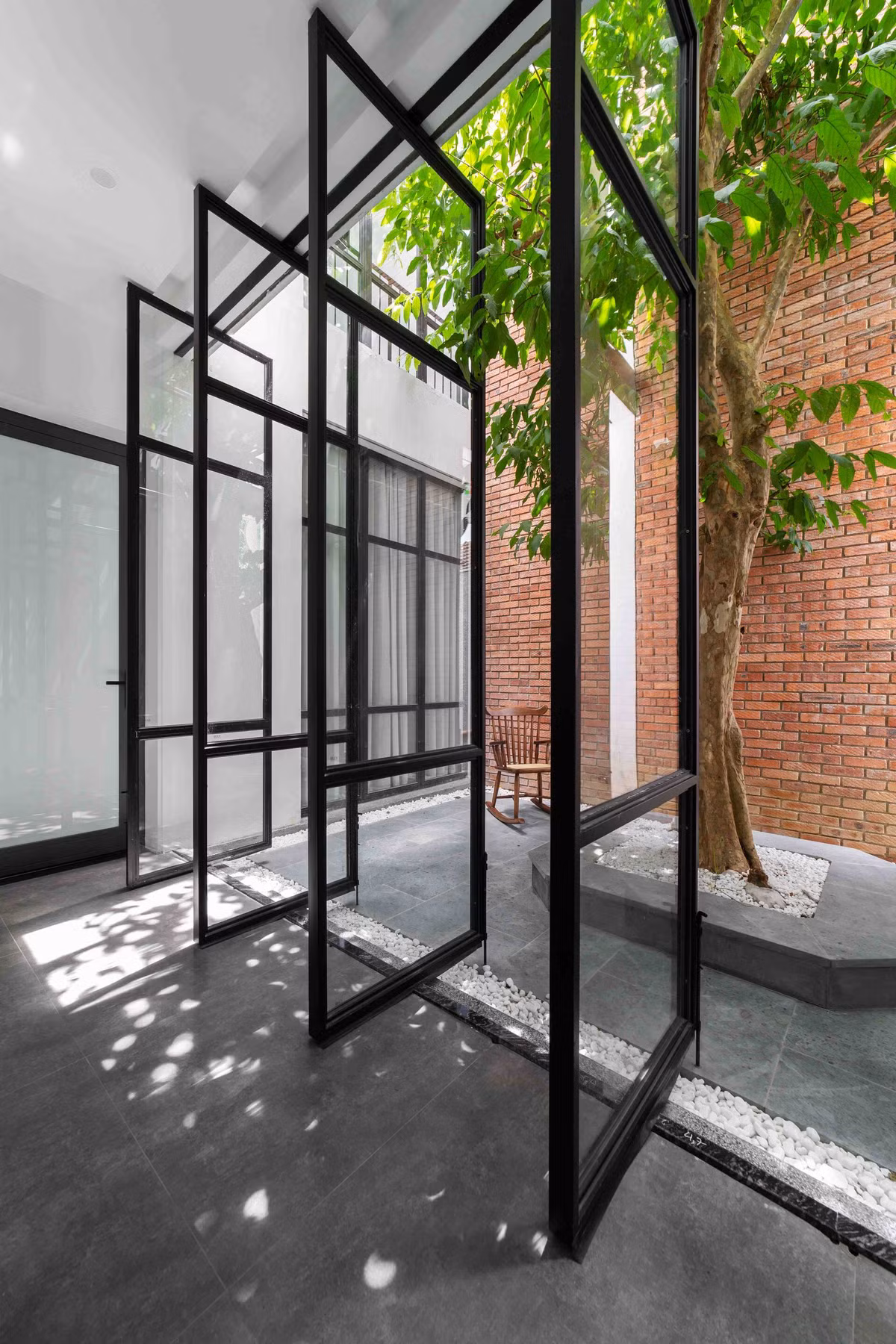 Cùng với đó, hệ cửa kính cỡ lớn mở ra các khoảng vườn được thiết kế chi tiết đóng mở linh hoạt, tạo nên những cấu trúc thú vị, nhẹ nhàng và tiết kiệm chi phí hoàn thiện.