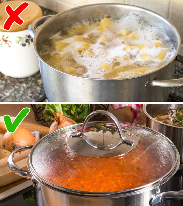 Đậy vung khi nấu là thói quen tốt giúp bạn tiết kiệm tiền điện hàng tháng. Lý do là, khi đậy vung nồi, bạn có thể đặt nhiệt độ thấp hơn và giảm thời gian nấu.