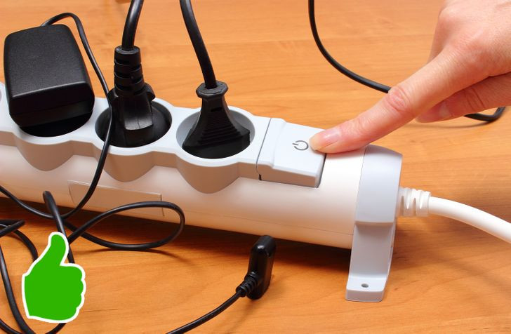 Khi không sử dụng các thiết bị điện, hãy nhớ tắt nút nguồn ổ điện. Nếu không, các thiết bị sẽ tiếp tục ngốn điện năng.