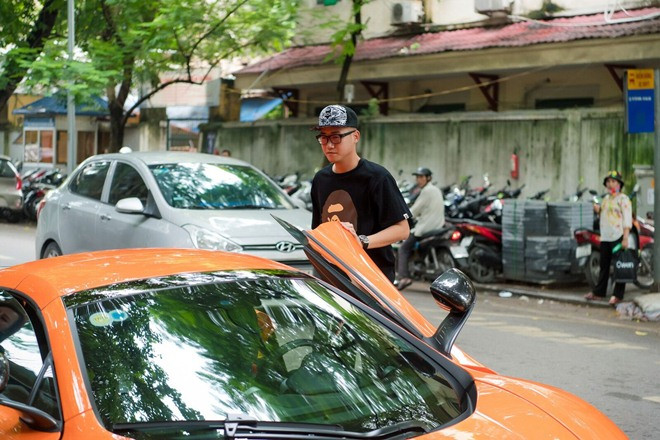 Thiếu gia ĐỖ Bình Dương (Dương Kon) - chồng siêu mẫu Ngọc Thạch không phải là cái tên xa lạ trong giới sành xe Hà thành. Anh từng khiến nhiều người loá mắt trầm trồ trước bộ sưu tập xế xịn đến từ các thương hiệu tầm cỡ trên thế giới. Ảnh: Dân Việt