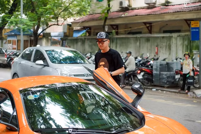 Thiếu gia ĐỖ Bình Dương (Dương Kon) - chồng siêu mẫu Ngọc Thạch không phải là cái tên xa lạ trong giới sành xe Hà thành. Anh từng khiến nhiều người loá mắt trầm trồ trước bộ sưu tập xế xịn đến từ các thương hiệu tầm cỡ trên thế giới. Ảnh: Dân Việt