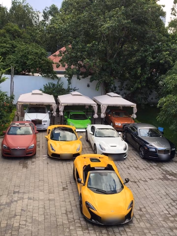 Anh sở hữu riêng cho mình bộ sưu tập gần 100 tỷ đồng với sự xuất hiện của nhiều thương hiệu hàng đầu thế giới. Ảnh: FBNV