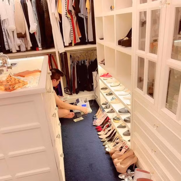 Một góc khác về tủ đồ của Di Đăng. Nguồn ảnh: FBNV