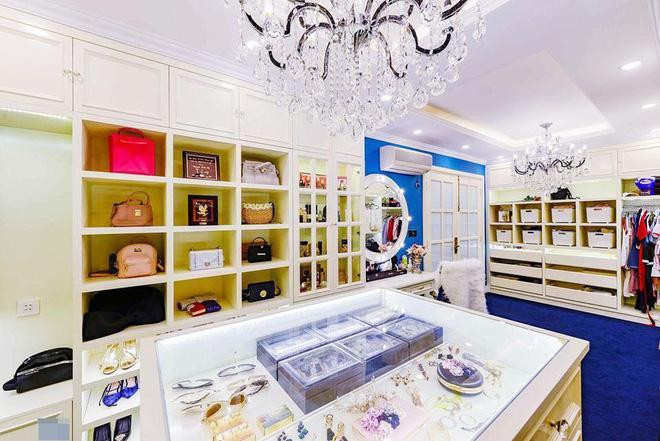 Trong nhà có riêng một phòng chất toàn đồ hiệu của Đoàn Di Băng.