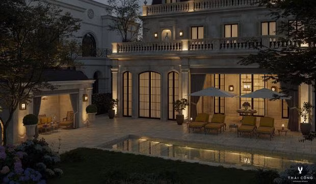 Từ ngoài nhìn vào, căn nhà trông chẳng khác nào tòa lâu đài xa hoa.