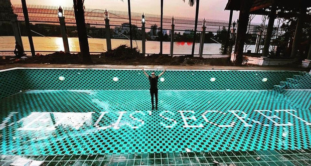 Ngoài không gian được thiết kế sang trọng, nguy nga như một toà lâu đài, biệt thự của Vũ Khắc Tiệp còn toạ lạc tại vị trí đắc địa có view nhìn thẳng ra sông.