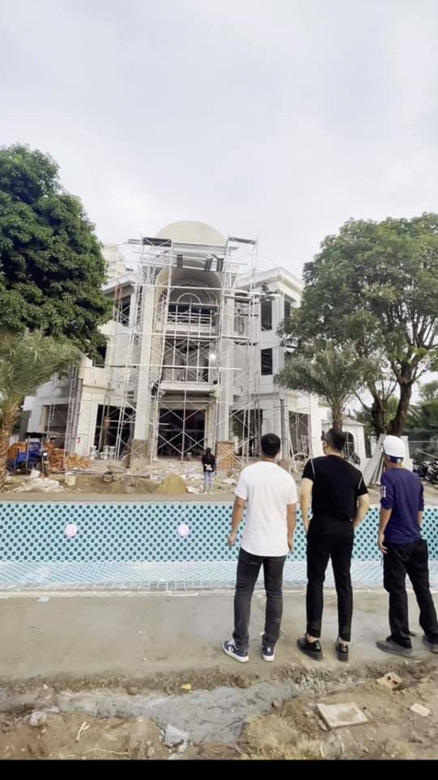 Vũ Khắc Tiệp phải thuê 15 nhà thầu với hơn 100 công nhân làm việc ngày đêm để kịp hoàn thiện công trình trước tháng 7. Nguồn ảnh: FBNV