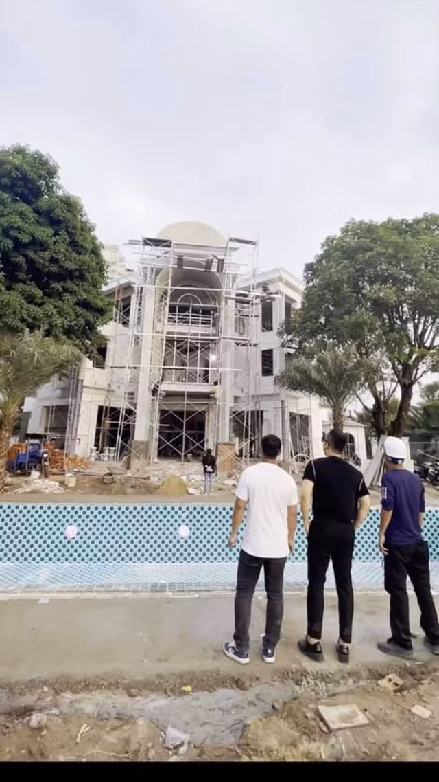 Vũ Khắc Tiệp phải thuê 15 nhà thầu với hơn 100 công nhân làm việc ngày đêm để kịp hoàn thiện công trình trước tháng 7. Nguồn ảnh: FBNV