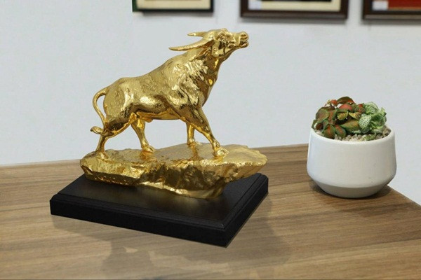 Những sản phẩm thuộc phân khúc cao cấp thì khách hàng chủ yếu là các công ty, doanh nghiệp hoặc cá nhân có nhu cầu tặng đối tác, chính khách trong và ngoài nước. Ảnh: Karalux