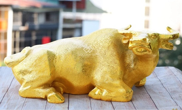 Tượng trâu vàng Đại Cát cỡ lớn mang ý nghĩa hóa giải sát khí, vận hạn có giá 25 triệu đồng. Trâu vàng Đại Cát giản lược bớt những hình ảnh về tiền vàng, chỉ tập trung khắc họa hình ảnh chú trâu với thân hình to lớn, cặp sừng cứng cáp, thể hiện tâm thế vững vàng trước mọi sóng gió và sự bình an cho gia chủ. Ảnh: Golden Gift Việt Nam.
