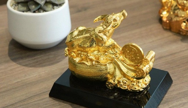 Điểm nhấn của tượng trâu Nghênh Phúc là đồng xu chữ Phúc có thể dễ dàng thay thế bằng logo doanh nghiệp, đáp ứng nhu cầu tặng khách hàng, đối tác trong dịp tết Tân Sửu 2021. Ảnh: Karalux