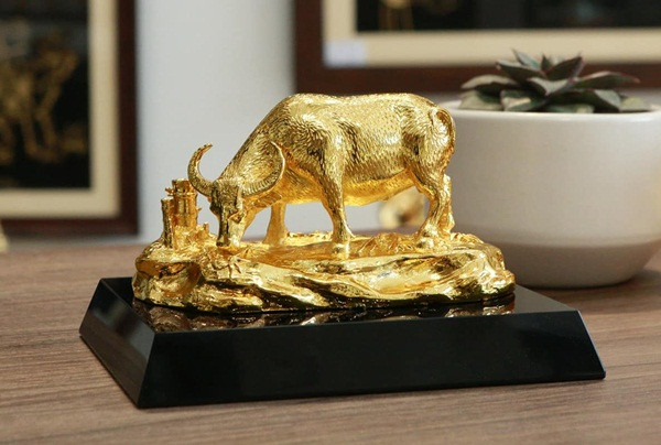Với các sản phẩm tượng trâu vàng giá vài triệu đồng thì khách hàng chủ yếu là cá nhân. Họ mua để trang trí trong nhà dịp Tết Tân Sửu 2021 hoặc biếu, tặng người thân, đối tác. Ảnh: Karalux