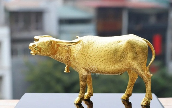 Theo các cơ sở sản xuất, phải mất tới 4 tháng để cho ra đời mẫu tượng trâu mới qua nhiều công đoạn như: Lên ý tưởng, thiết kế 3D, in 3D, ra khuôn đúc, đúc đồng, mạ vàng. Ảnh: Golden Gift Việt Nam