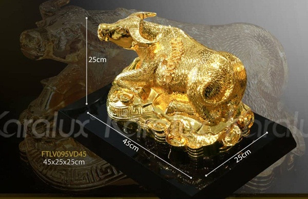 Tượng trâu vàng cỡ đại với kích thước lớn phù hợp bài trí tại phòng làm việc lớn hoặc sảnh, bàn lễ tân công ty để cầu tài lộc, may mắn cho năm Tân Sửu 2021. Ảnh: Karalux