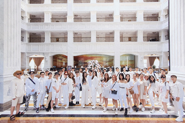 Nhân dịp tất niên 2020, Đông Nhi - Ông Cao Thắng cùng toàn nhân viên đi du lịch.