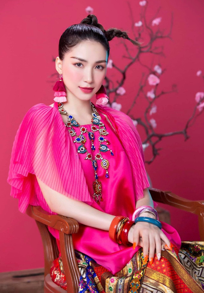 Trong khi đó, Hòa Minzy cũng "mạnh tay" thưởng Tết cho quản lý 400 triệu đồng. Năm 2020 vừa qua là một năm khá thành công của Hòa Minzy khi sở hữu những sản phẩm âm nhạc đứng hàng top thị trường.