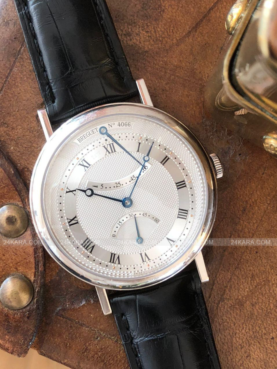 Để hạn chế tình trạng hàng giả, thương hiệu đồng hồ Breguet khắc chữ ký của người sáng lập lên mặt số. Chữ ký này chỉ xuất hiện khi ánh sáng chiếu vào theo góc xiên. Ảnh: Getty Image