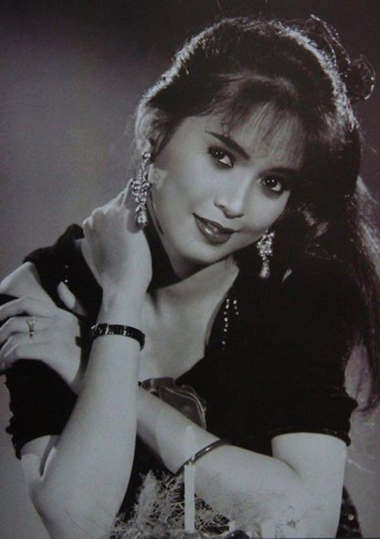 Trong những bức ảnh cũ thời trẻ, dù chất lượng ảnh không tốt, bị mờ nhòe nhưng Lê Hồng Thủy Tiên vẫn gây ấn tượng vì khuôn mặt sắc nét, đôi mắt tròn có hồn, chiếc mũi cao và môi căng mọng. Ảnh: 2dep