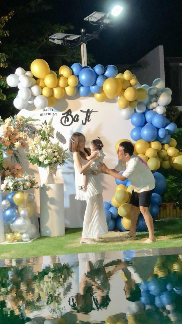 Trước đó, danh hài Trường Giang tiết lộ, trong biệt thự có một phòng chiếu phim thu nhỏ để phục vụ sở thích của bà xã, kinh phí đầu tư lên tới nửa tỷ đồng. Ảnh: FBNV