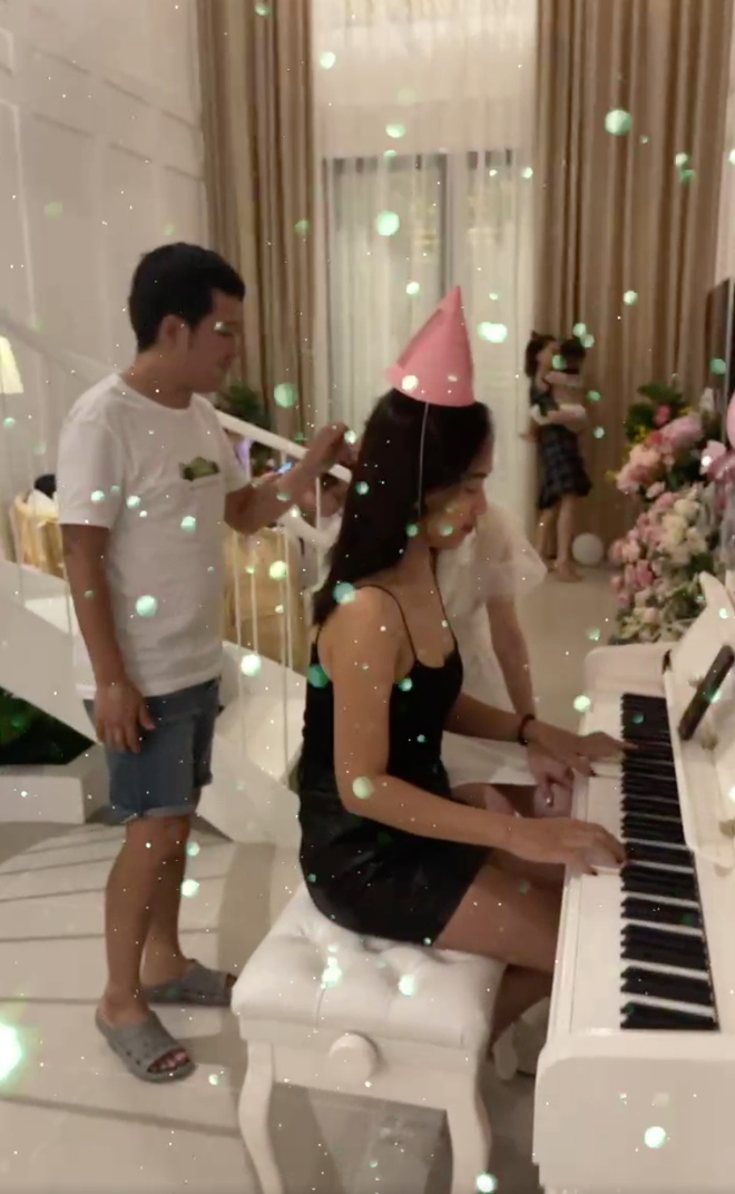 Thông qua hình ảnh được chia sẻ, có thể thấy phòng khách thiết kế mang hơi hướng hiện đại, lấy tông màu trắng làm chủ đạo. Ảnh chụp màn hình