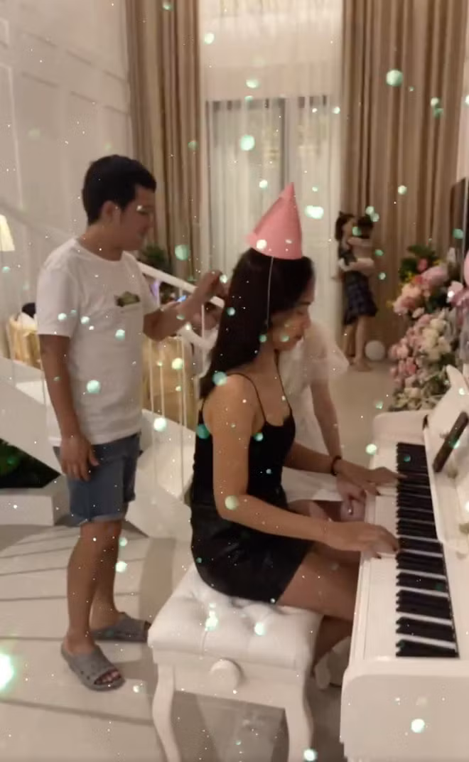 Thông qua hình ảnh được chia sẻ, có thể thấy phòng khách thiết kế mang hơi hướng hiện đại, lấy tông màu trắng làm chủ đạo. Ảnh chụp màn hình