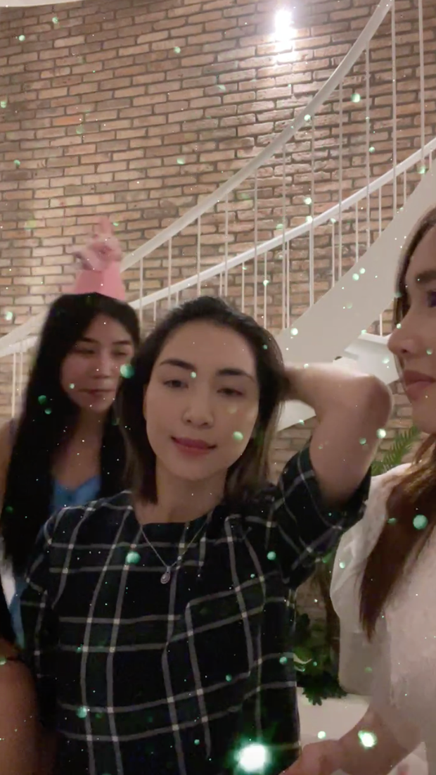 Cầu thang màu trắng cùng tông với màu chủ đạo của ngôi nhà. Ảnh chụp màn hình