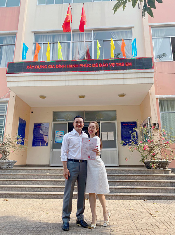 Trải qua 2 cuộc hôn nhân thất bại, tháng 10/2019, Chi Bảo công khai mối quan hệ cùng Lý Thùy Chang. Ngày 10/3/2021, họ thông báo về việc đã hoàn tất thủ tục kết hôn trên trang cá nhân. Ảnh: FBNV