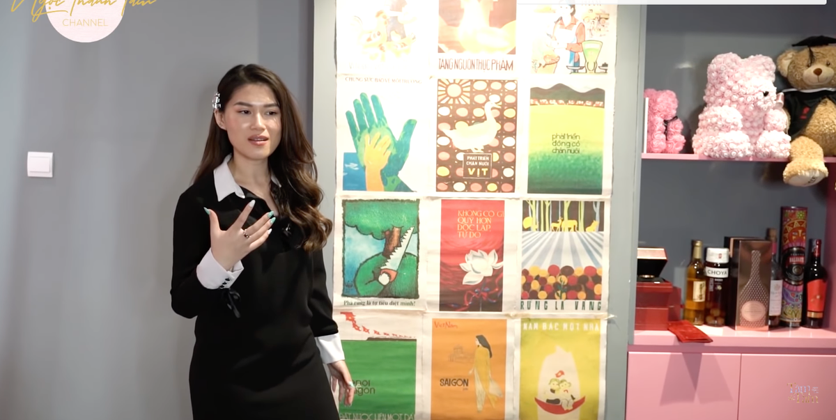 Kế bên chiếc giường tròn độc đáo, Ngọc Thanh Tâm dành hẳn 1 chiếc kệ để đựng những vật trang trí tinh xảo, sách báo...Ảnh chụp màn hình