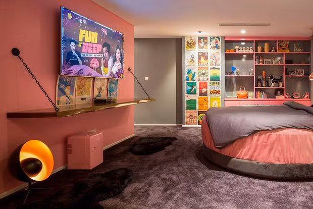 Đặc biệt, phòng ngủ của cô nàng nổi bần bật với tông màu chủ đạo là hồng - xám đi từ tường nhà cho đến nội thất. Ảnh chụp màn hình