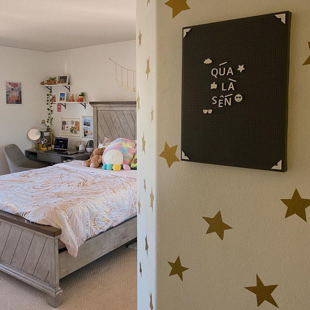 Trong khi đó, phòng ngủ của rich kid 2K Jenny Huỳnh tại Mỹ bao gồm combo nghỉ ngơi, học hành và relax. Ảnh: Instagram