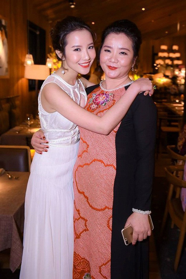 Không chỉ sở hữu vẻ ngoài cực sang, nhiều nét đẹp di truyền cho con gái, bà Xuân Trang còn toát ra khí chất hơn người.