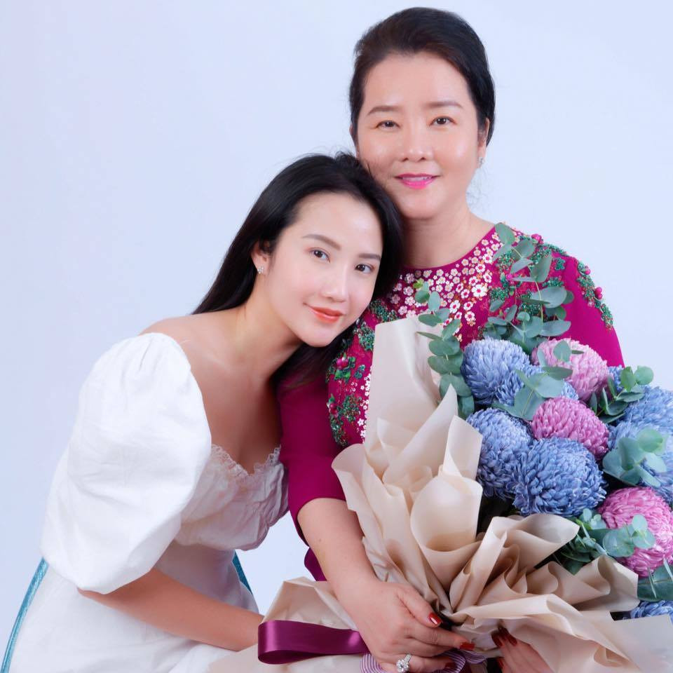 Mẹ của Primmy Trương là bà Võ Thị Xuân Trang, Hiệu trưởng trường John Robert Powers Việt Nam (JRP) - ngôi trường được mệnh danh chỉ dành cho "hội con nhà giàu".