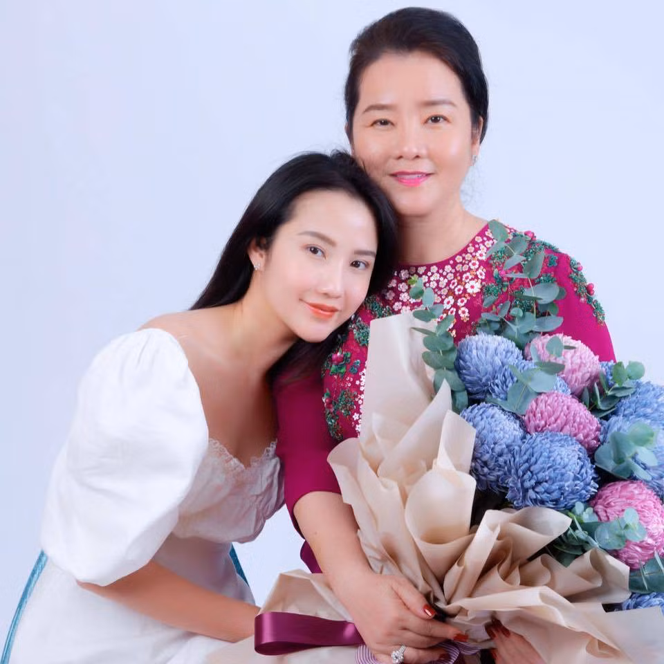 Mẹ của Primmy Trương là bà Võ Thị Xuân Trang, Hiệu trưởng trường John Robert Powers Việt Nam (JRP) - ngôi trường được mệnh danh chỉ dành cho "hội con nhà giàu".