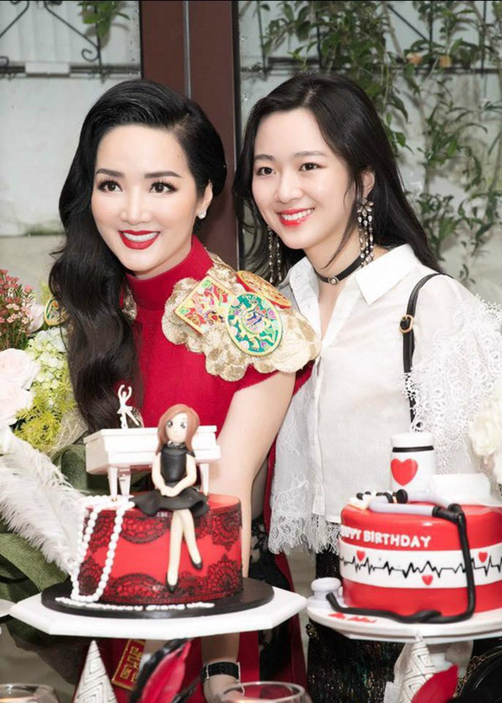 Hoa hậu đền Hùng Giáng My có một cô con gái xinh đẹp hơn cả mẹ tên Anh Sa. Không chỉ vẻ ngoài xinh đẹp, Anh Sa còn thừa hưởng từ mẹ năng khiếu piano và ca hát.