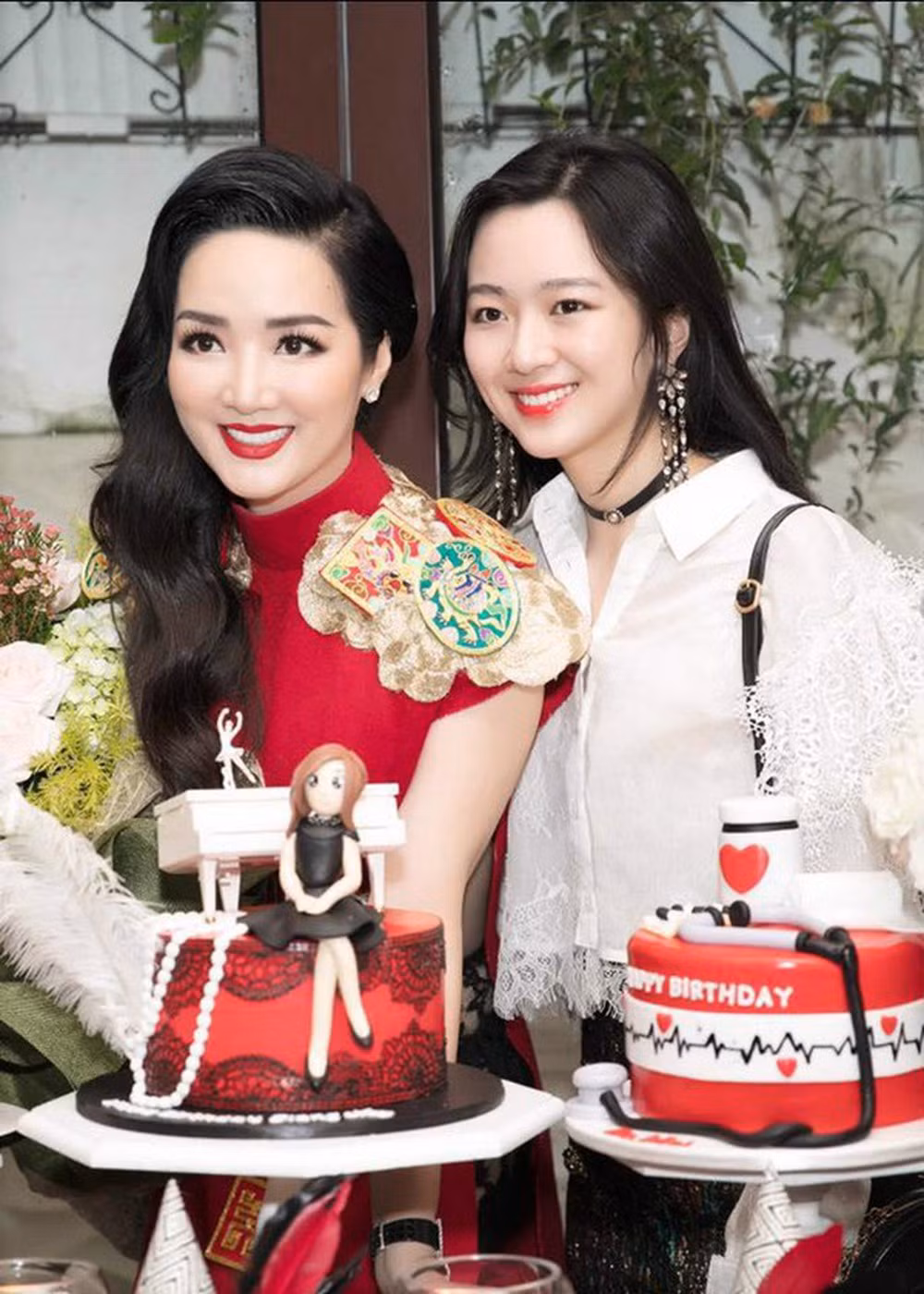 Hoa hậu đền Hùng Giáng My có một cô con gái xinh đẹp hơn cả mẹ tên Anh Sa. Không chỉ vẻ ngoài xinh đẹp, Anh Sa còn thừa hưởng từ mẹ năng khiếu piano và ca hát.