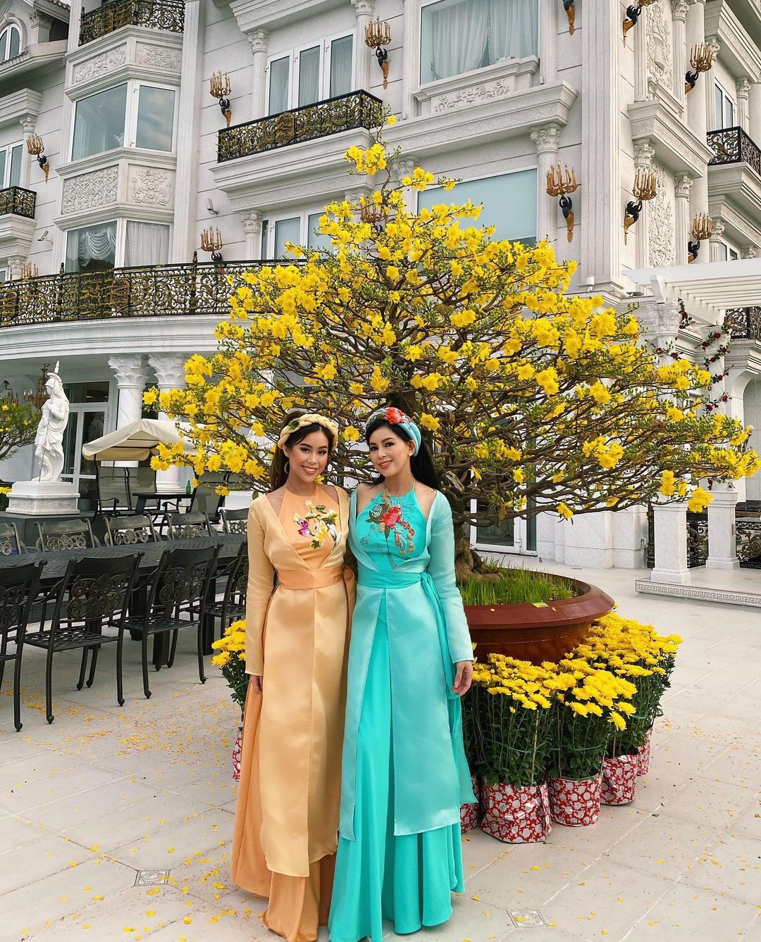 Trong khi đó, Tiên Nguyễn được thừa hưởng cực lớn từ mẹ, cả vẻ ngoài xinh đẹp lẫn phong cách thời trang. Mỗi lần 2 mẹ con chụp chung với nhau, dân tình đều phải trầm trồ vì chẳng khác nào 2 chị em.