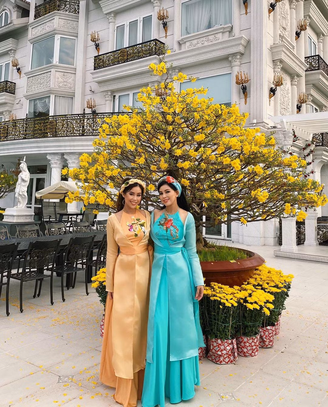 Trong khi đó, Tiên Nguyễn được thừa hưởng cực lớn từ mẹ, cả vẻ ngoài xinh đẹp lẫn phong cách thời trang. Mỗi lần 2 mẹ con chụp chung với nhau, dân tình đều phải trầm trồ vì chẳng khác nào 2 chị em.