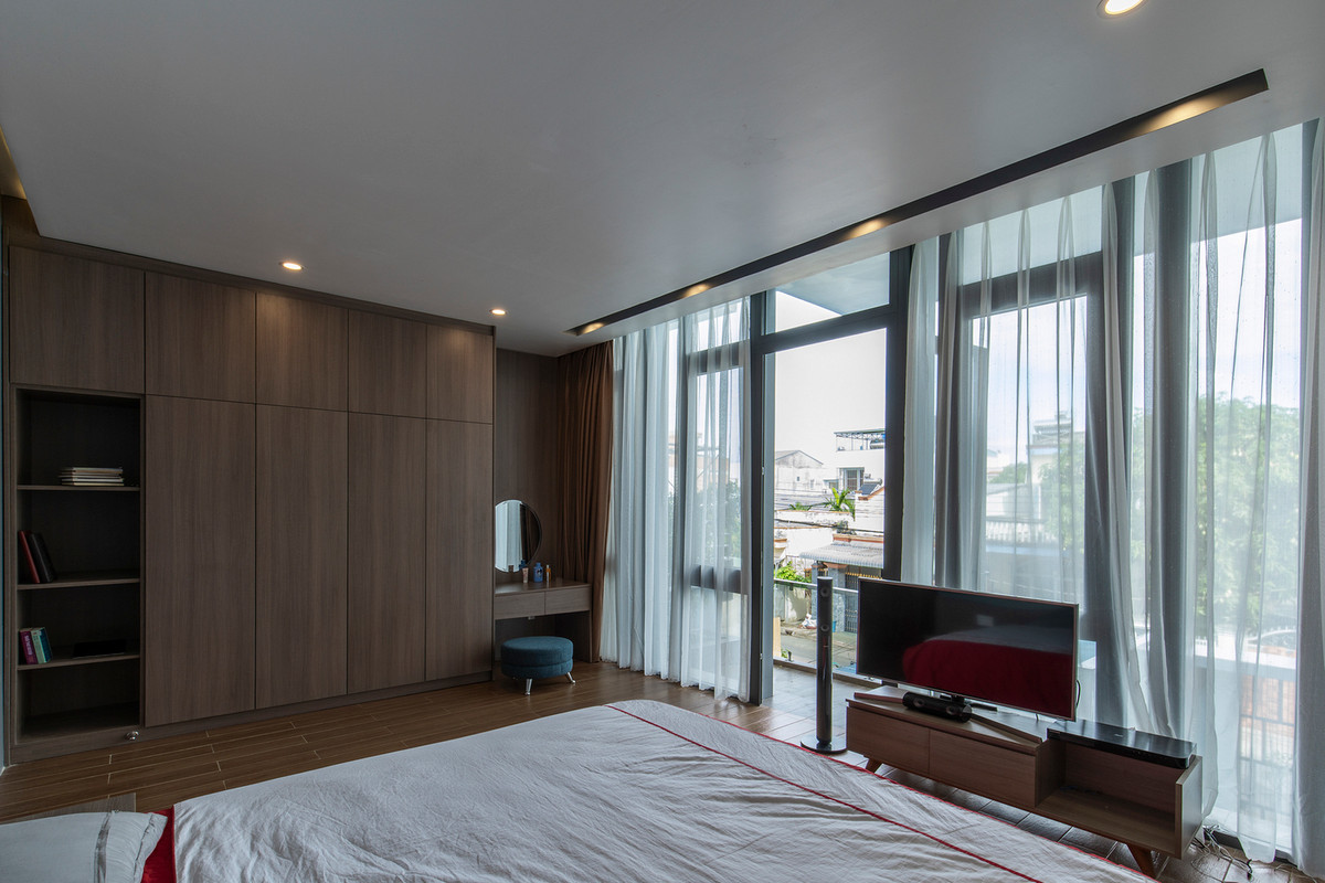 Thiết kế tập trung vào trải nghiệm "Hành trình vào không gian". Do đó, khoảng cách giữa các phòng ngủ được mở rộng để gia chủ có thể đi bộ khám phá.