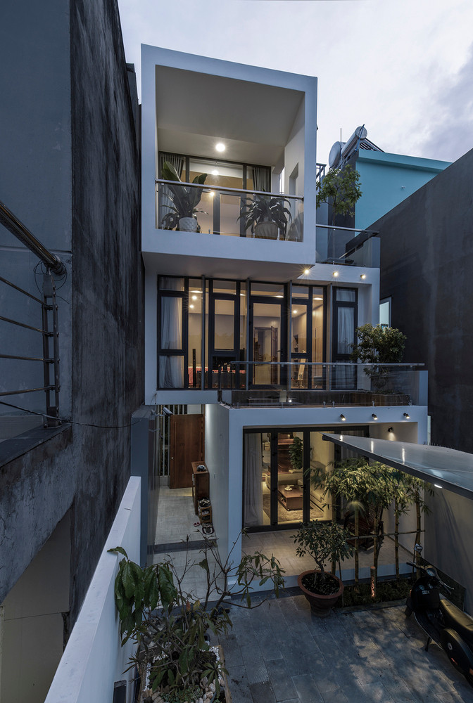 Nằm trong một khu dân cư yên tĩnh tại Thủ Dầu Một (Bình Dương), DD House là tổ ấm của gia đình 3 thế hệ. Ngôi nhà cần được thông gió để tận dụng tối đa không khí xung quanh.