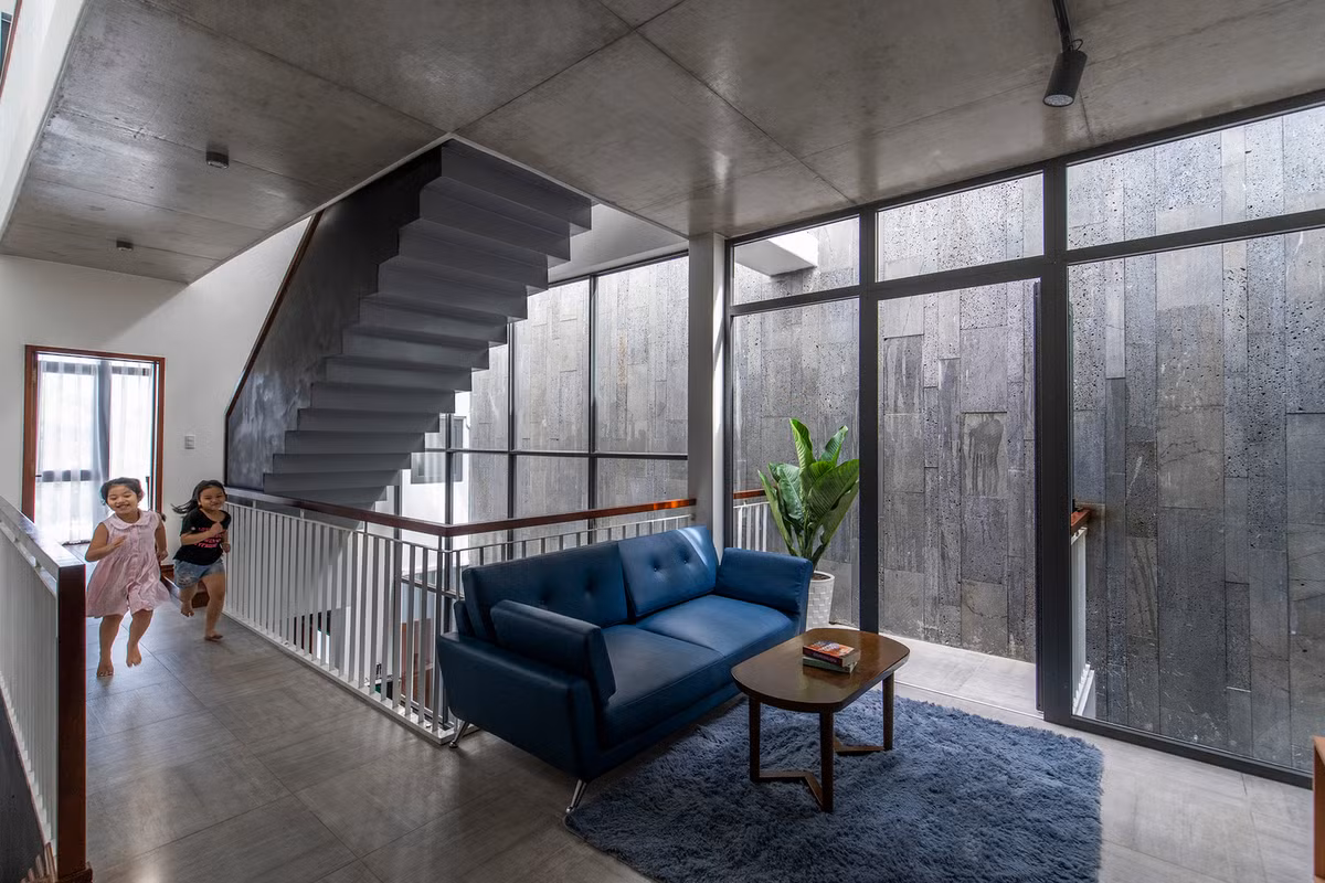 Không gian trung tâm trở thành khu vực năng động chứa nhiều hoạt động khác nhau của các thành viên gia đình.