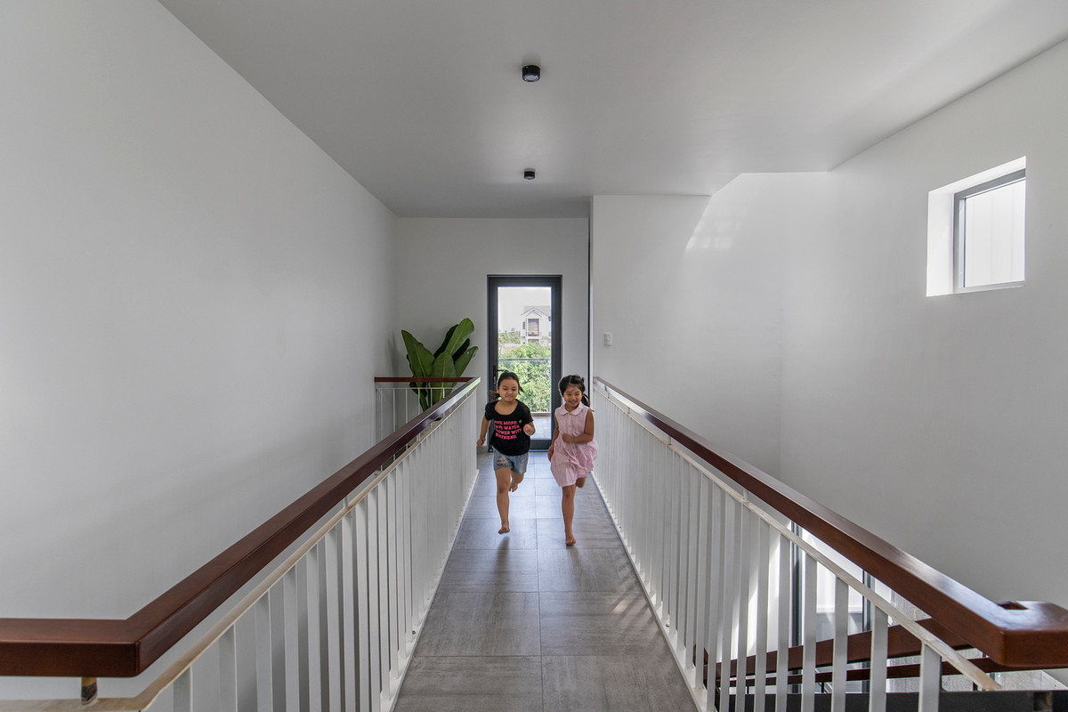 Dọc theo lối đi cầu thang và hành lang, có những giác quan khác nhau về kiến trúc và ánh sáng được mở ra.